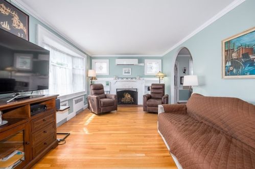 27 Fairfield St, Dedham MA 02026-1405 exterior