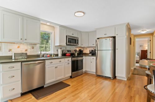 2 Uncle Zlotis Rd, Chatham MA 02633-1595 exterior