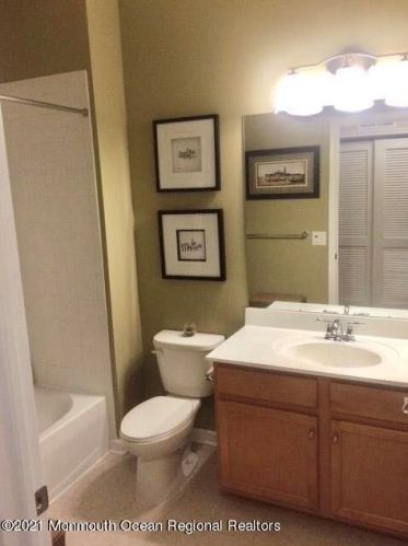 28 Kyle Dr, Tinton Falls NJ 07712-7535 exterior