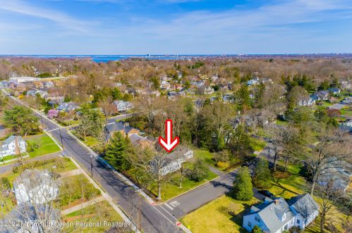 4 Laurel Dr, Little Silver NJ 07739-1416 exterior