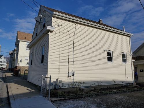 118 Raymond St, Fall River, MA 02721-2823