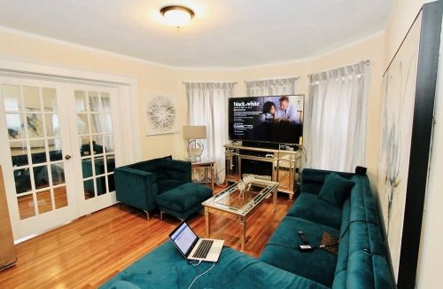 31 Boardman St, Worcester, MA 01606-2735