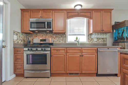 42 Raymond St, Fall River MA 02723-2823 exterior