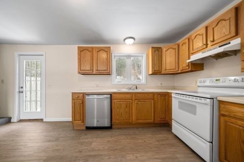 8 Ledge St, Sutton MA 01590-1665 exterior