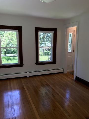 633 Burncoat St, Worcester, MA 01606-1107