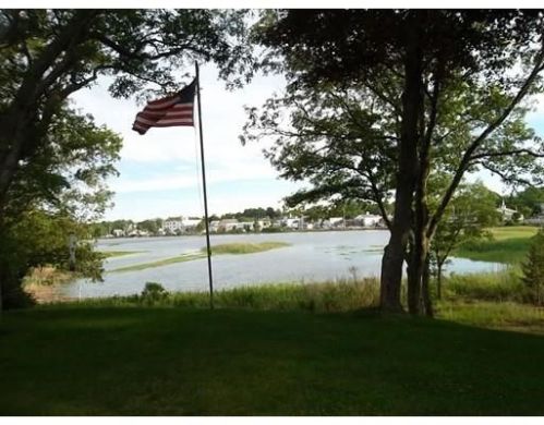 68 Mayflower Ridge Dr, Wareham, MA 02571-1516