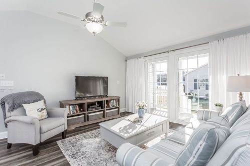 72 Brookstone Dr, East Bridgewater MA 02324-2633 exterior