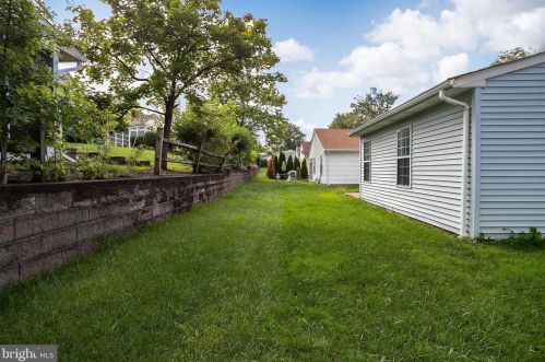 4 Willowwood Ct, Columbus NJ  08022-1025 exterior