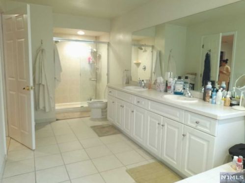 120 Stonegate Trl, Cresskill NJ 07626-2437 exterior