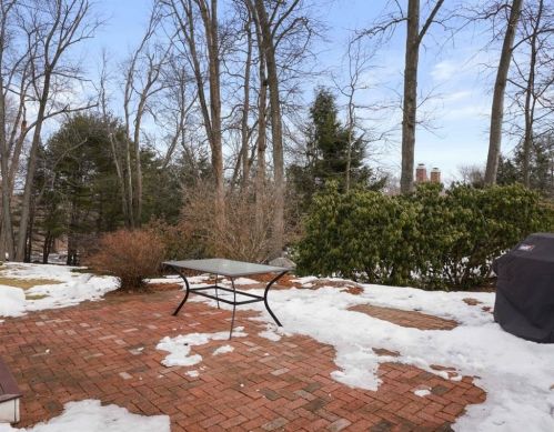 4 High St, Southborough MA 01772-1423 exterior