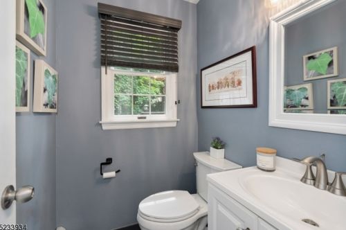 6 Cheshire Ln, Skyline Lakes NJ 07456-2743 exterior