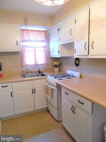 8 Parkview Cir, West Deptford NJ exterior