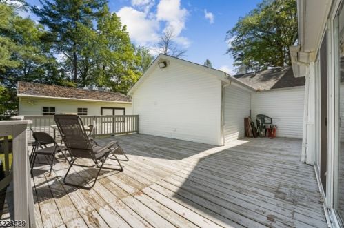 27 Ridgedale Ave, East Hanover NJ 07936-1804 exterior