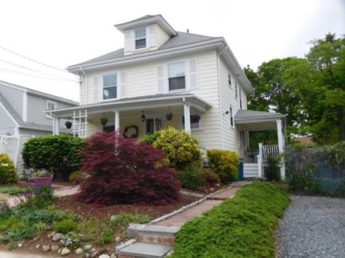 33 Orris St, Newton, MA 02466-1313