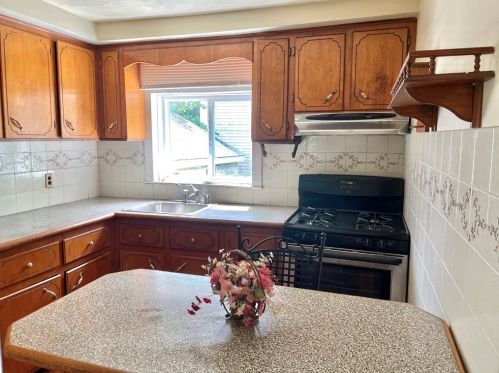 249 Griffin St, Fall River MA 02724-2735 exterior