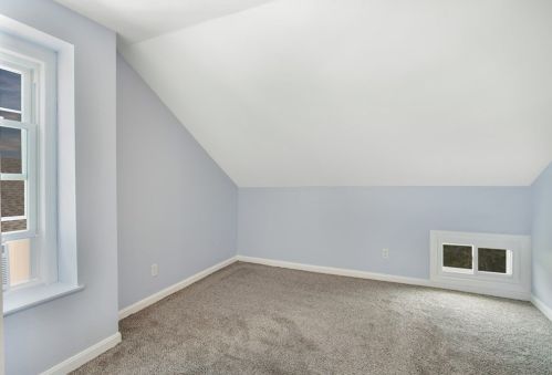 556 Bradford Ave, Fall River MA 02721-1017 exterior