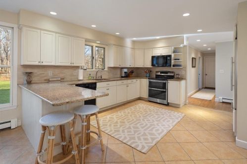 84 Leavitt St, Hingham MA 02043-2973 exterior