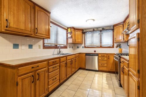 140 Norfolk St, Worcester MA 01604-2910 exterior