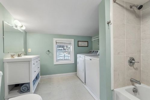 6 Idalla Rd, Worcester MA 01606-1043 exterior