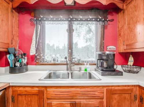 175 Middle Rd, New Bedford MA 02743-2016 exterior