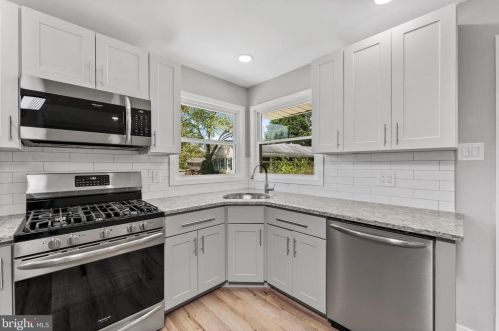 300 May Ave, West Deptford NJ 08096-1167 exterior