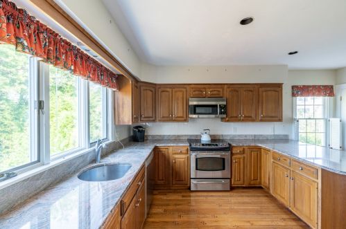 48 Strong Is Rd, Chatham MA 02633-1435 exterior