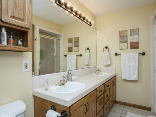 1587 Edgecliff Dr, Sandy UT 84092-4309 exterior