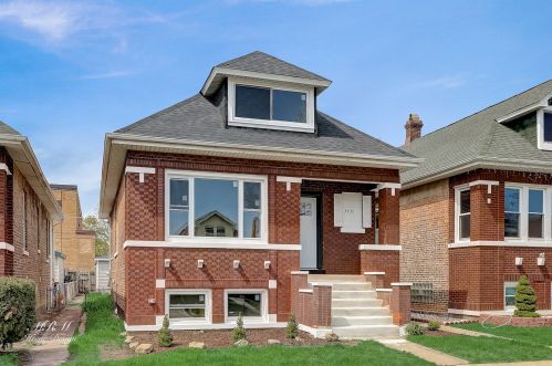 2432 Grove Ave, Forest View, IL 60402-2524