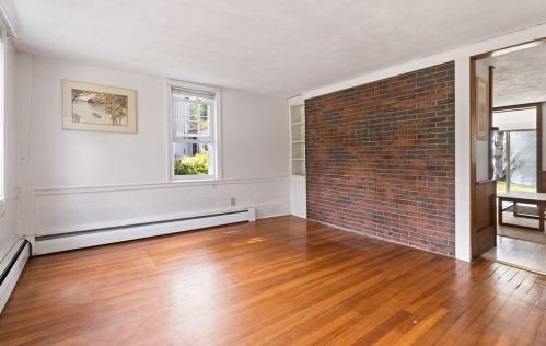 379 Main St, Groveland MA 01834-1428 exterior