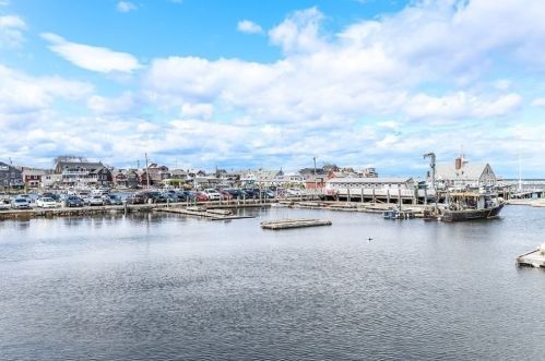 2 Mount Pleasant St, Rockport MA 01966-1654 exterior