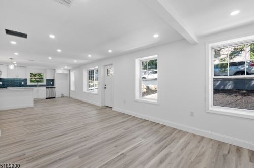 11 Voorhis Pl, Skyline Lakes NJ  07456-2219 exterior