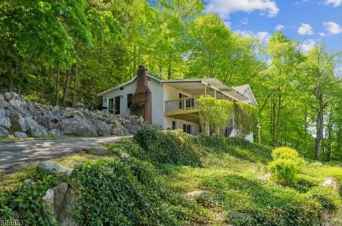 454 Skyline Lk Dr, Skyline Lakes NJ 07456-1917 exterior