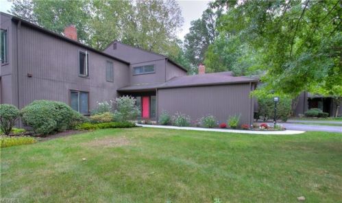 38 Oakshore Dr, Cleveland OH  44108-1118 exterior