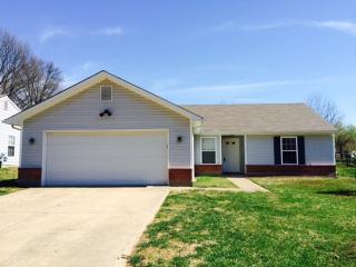 4611 Lunenburg Dr, Louisville KY  40245-1820 exterior