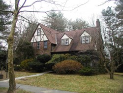 61 Plainfield St, Newton, MA 02468-1637