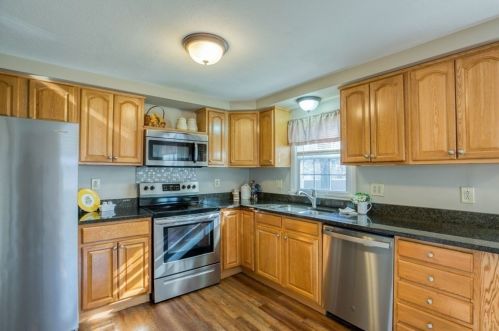 28 Laro Rd, Montgomery MA 01085-5016 exterior