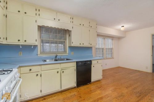 1345 Earle Ct, Conyers GA exterior