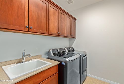 21845 39 St, Phoenix AZ 85018-7130 exterior