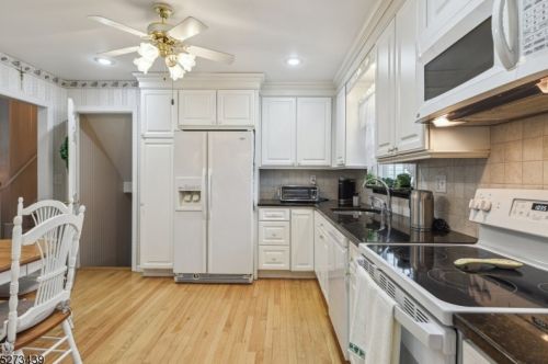 47 Ronald Dr, East Hanover NJ  07936-1420 exterior