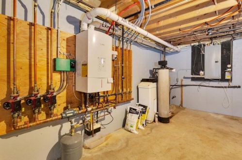 360 Windjammer Ln, Eastham MA 02642-3436 exterior