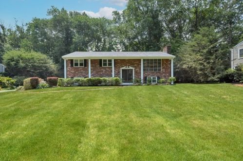 95 Colonial Dr, Fall River, MA 02726-3204