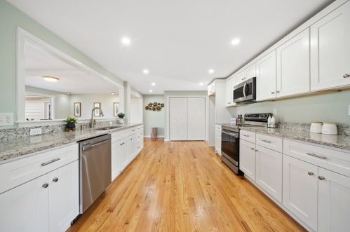 39 Sunset Dr, Seekonk MA 02771-4511 exterior