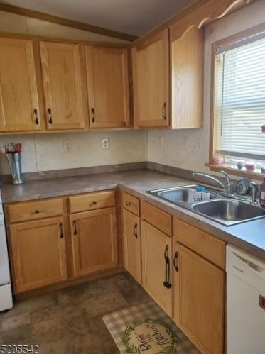 26 Dalbert St, Carteret, NJ 07008-1401