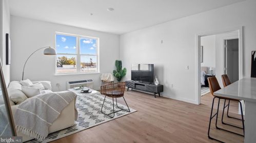 7127 Keystone St, Philadelphia, PA 19135-1426