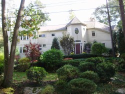 100 Bishopsgate Rd, Newton, MA 02459-2032