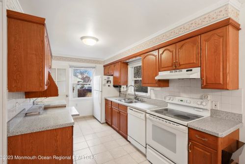 31 Reynolds Dr, Tinton Falls, NJ 07724-2325