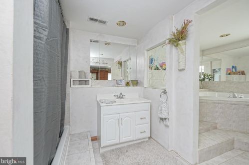 431 Meadowcroft Rd, West Deptford NJ 08096-4007 exterior