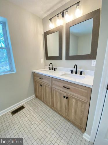 910 Boundary Rd, West Deptford NJ  08096-6571 exterior