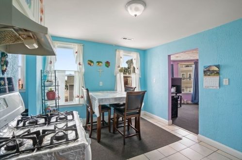 142 Marlborough St, Chelsea MA 02150-2910 exterior