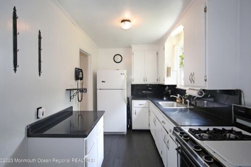 65 Little Silver Pkwy, Little Silver NJ 07739-1118 exterior